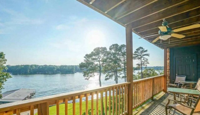 Million dollar VIEW, SLEEPS 6, KING, QUEEN, 2 DAY BEDS WITH ALL LINENS, 4 TVs in Hot Springs