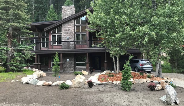 Modern cabin, close walk to lift, ski in, hot tub, close to golf course. in Panorama