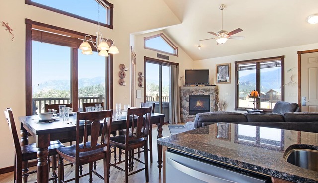 Mount Chiquita 10a 2 Bedroom Condo by RedAwning in Estes Park