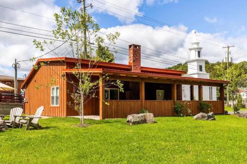 Mountain Cabin with Scenic Views and Hot Tub in Windham