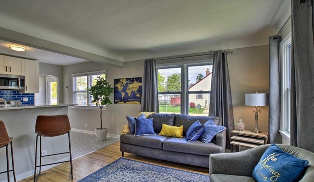 Mpls Duplex w/WiFi & Kitchen: 5 Mi to Dtwn! in Minneapolis