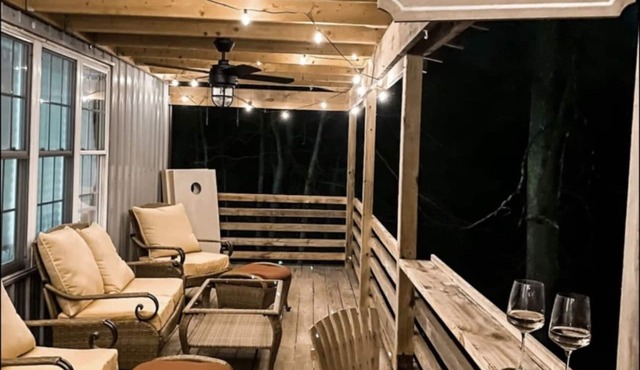 NEW! Private Hilltop Hocking Hills Cabin, Sleeps 14, Hot tub, Firepit in Logan