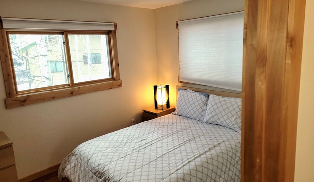 **NEW** Vail Cabin, Sleeps 8 Great Location, Smores, Park in Vail