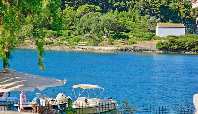 Nina: Gaios Waterfront Apartment in Gaios