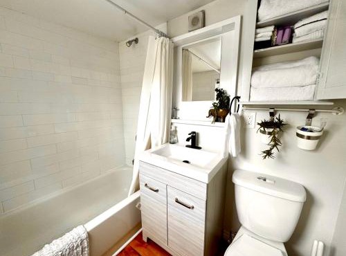 NookSide Nest 1 bedroom Upstairs suite King, Kitchenette, Parking in Carleton Place