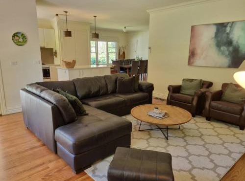 Noonan House, 5 bedrooms. Hop & skip to town in Woodend