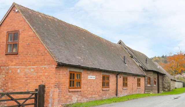 OLD HALL BARN 4, pet friendly, with hot tub in Church Stretton in Church Stretton