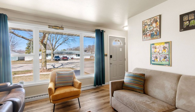 Oneida St duplex 5 min walk to Lambeau 8 beds furnished full kitchen laundry in Green Bay