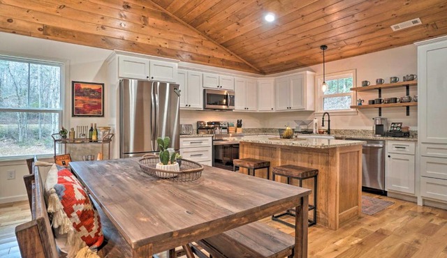 ‘Painted Skies’ Upscale Getaway By Lake Burton! in Tiger