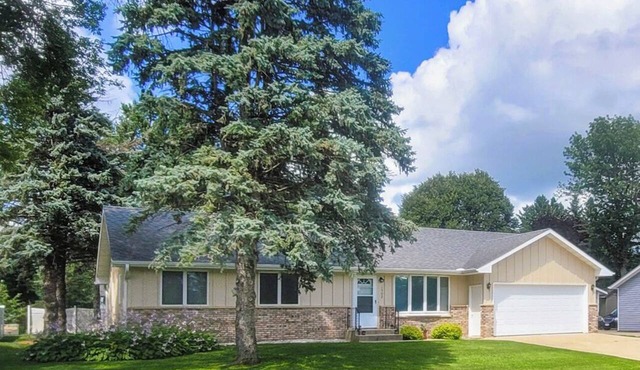 Parkview Retreat - 3 Bedroom/2 Bath, Exercise Room, Pool Table & More! in Faribault