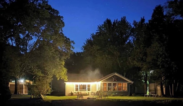 Peace Cottage on the Water-Rustic Charm & Lakefront Living! in Faribault