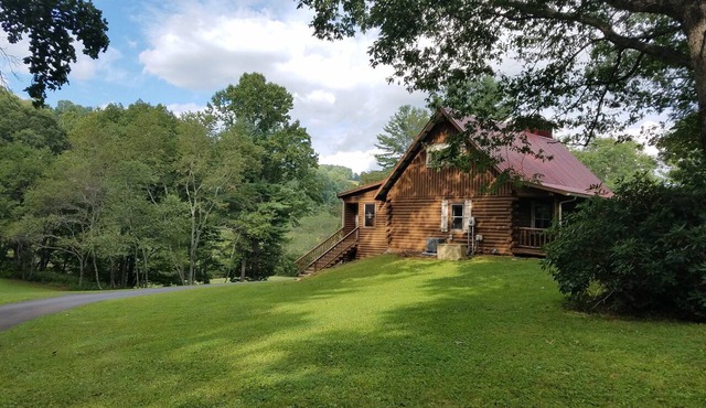 Pebble Creek Log House 3BR 2 BA Sleeps 10 Linens Inc in Laurel Fork
