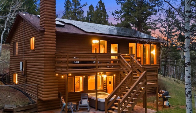 Pikes Peak Family Cabin: Hot Tub, Arcade, BBQ & EV Charging. Sleeps 6. in Divide