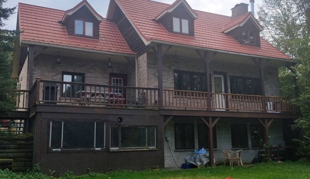 Pine Springs Retreat + Hot-Tub & Steam Room in algonquin highlands