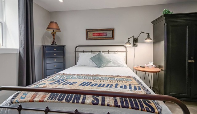 Private Queen Bed Studio near hiking, biking, golf, beach, spa and Blue Mountain in Collingwood