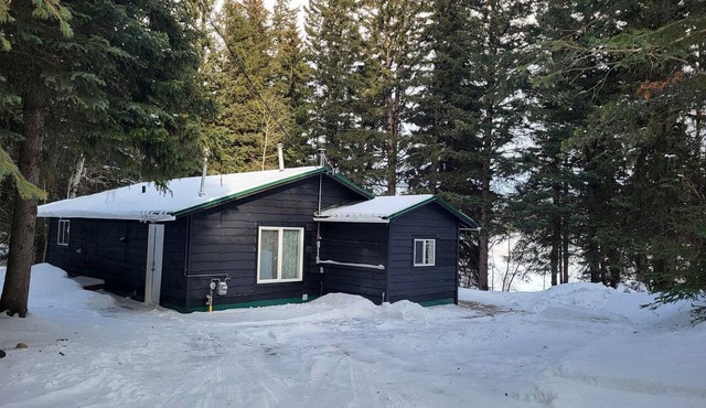 Private Waterfront Cabin Ideal for Outdoor Adventures in Alberta in Beaver Mines