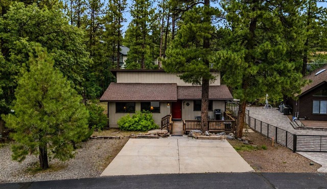 Reindeer Retreat | Deck & Firepit | Dog Friendly | Sleeps 8 in Munds Park