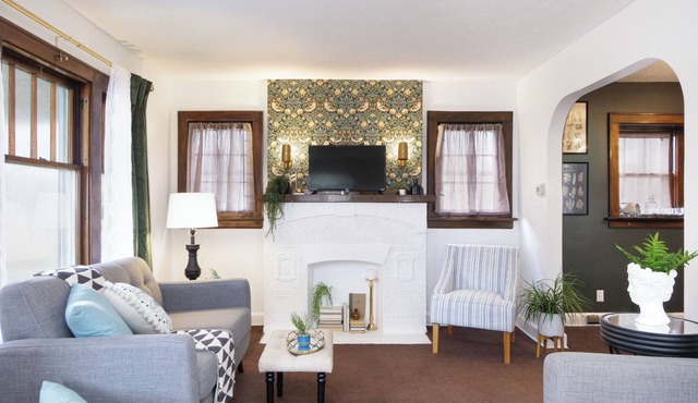 Renovated 3BR Family Retreat, Sleeps 8 - Dog-Friendly in Akron