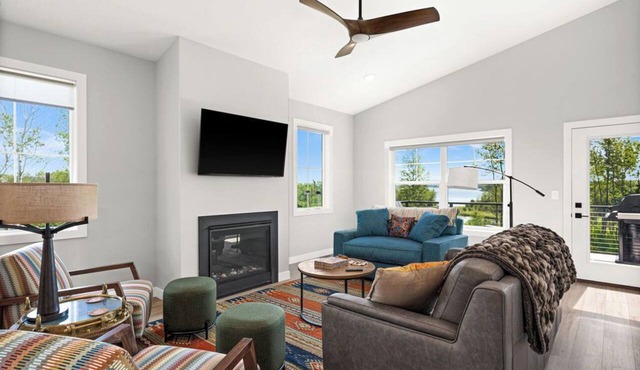 RiverWest Hunters Lodge - Hot Tub - River View - Dog Friendly in Duluth