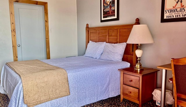 Rocky Mountain Lodge - Standard Room, 1 Queen Bed in Renfrew