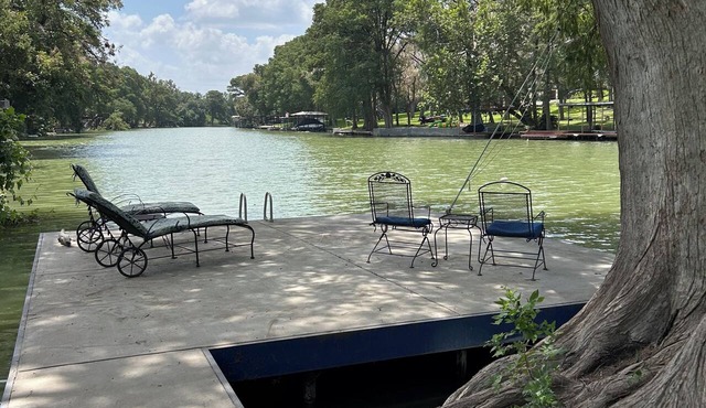 Romantic Cabin for Two! 12 miles to Schlitterbahn/New Braunfels, Gruene Texas. in McQueeney
