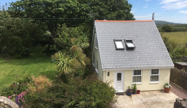 Rural location, surrounded by farmland, ancient green lanes, footpaths & woods. in Gower