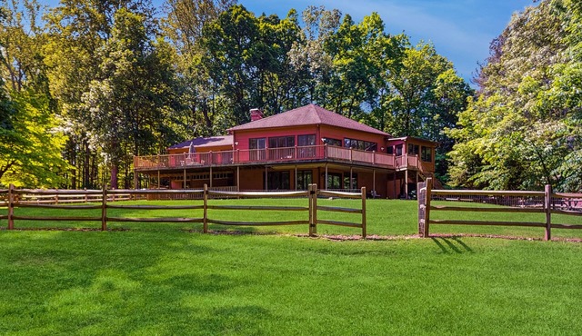 Rustic lakehouse with views, kayaks, Wifi, Central AC & cozy firepit nights in Bumpass