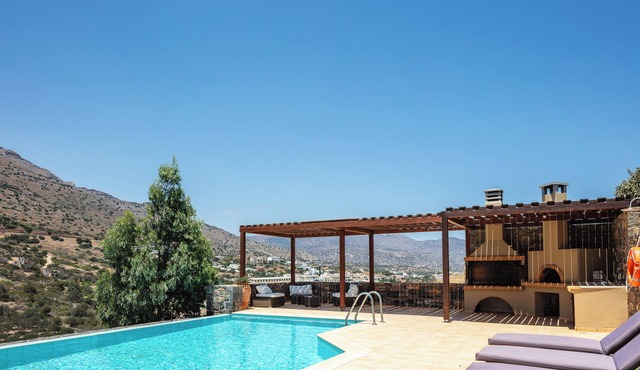 Sea views, short drive to the beach and shops! in Agios Nikolaos
