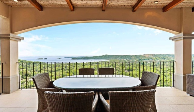 Segovia E301 Oceanview Condo w/pool - sleeps 6 guests in Coco