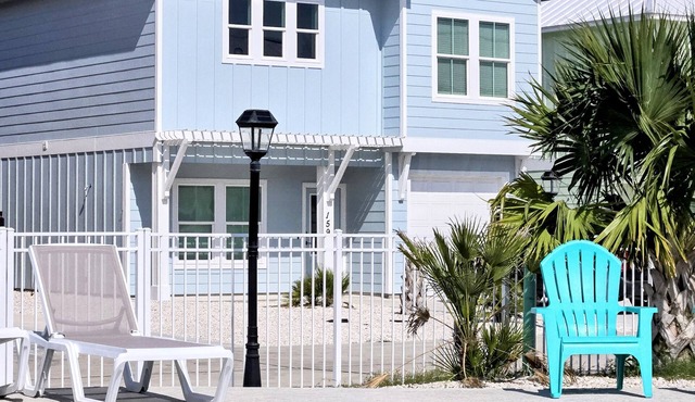 Seven Palms Waterfront! Hot Tub, Arcade, Pool, Gas Grill. Walk to Pier & Pubs in Fulton