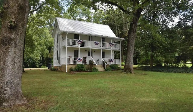 Small 1897 Farm House, super cozy on two acres in Demorest