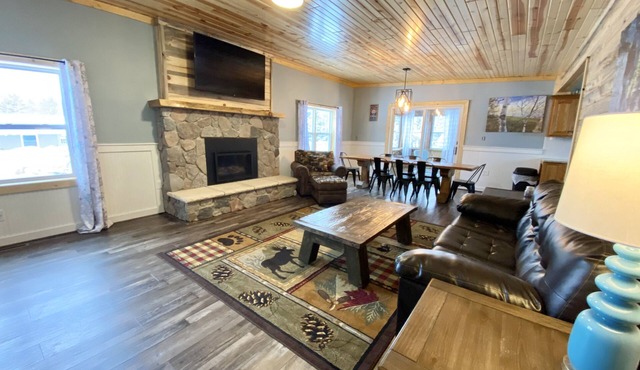 Snowmobile Friendly! Ample Parking-only 1 block to trail! Clean w cozy Fireplace in AuTrain