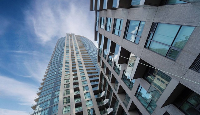 Spacious 3bed/2 bath Downtown Toronto condo + Free Parking, min to CN tower in Toronto