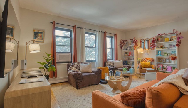 Spacious 3BR in Flatbush w/King Bed, 2 Queens, Fast Wifi, A/C in Brookyn