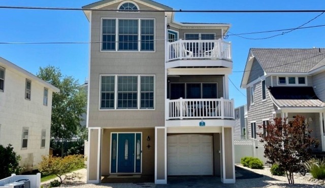 Spacious 6br Oceanside Home in great location, quick walk to all in Beach Haven in Long Beach Township