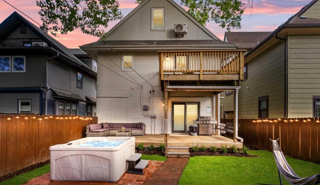 Spacious 6BR Hot Tub, Cinema & Game Room& gym in Kansas City