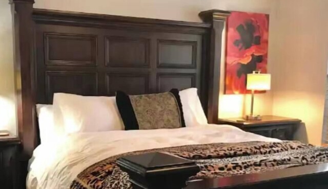 "Spacious, Clean and Quiet!" King Bed, Two Queens, Double, Twins, in Kyle