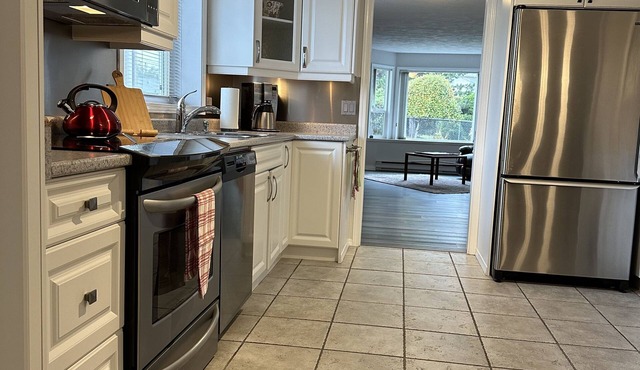 Spacious, comfortable home minutes from the Sidney waterfront! in Sidney