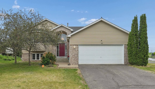 Spacious Home with Indoor a jetted bathtub. in Rosemount