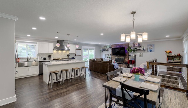 Spacious home with King bed - mins to Stadiums in Independence
