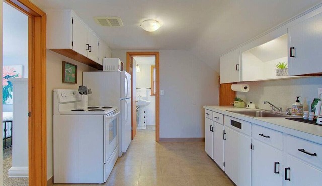 Spacious King Suite near Hall of Fame/Hwy/Airport in North Canton
