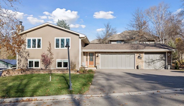 Spacious, Modern 5-bedroom House with Hot Tub near Medicine Lake in Minneapolis