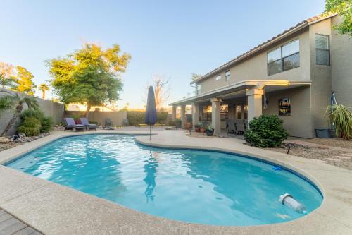 Spacious Pet Friendly 5br with Pool In Glendale in Glendale