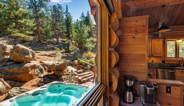 Spectacular Mountain Views! 4Bed 4Ba; Hot Tub; 1+ Acre; Minutes to RMNP! in Estes Park