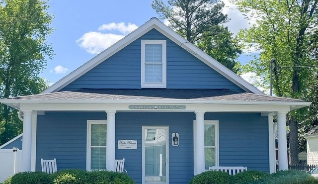 St. Michael's Premier In-Town Rental with heated pool. Pool closes 10/27 in St. Michaels