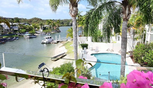 St Tropez 8 - Waterfront Retreat with Rooftop Spa & Sauna in Noosa