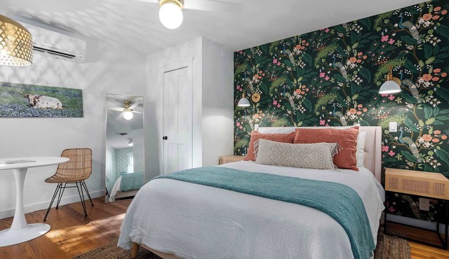 Stonewall Bungalow 2 - Sleeps 2 in Stonewall