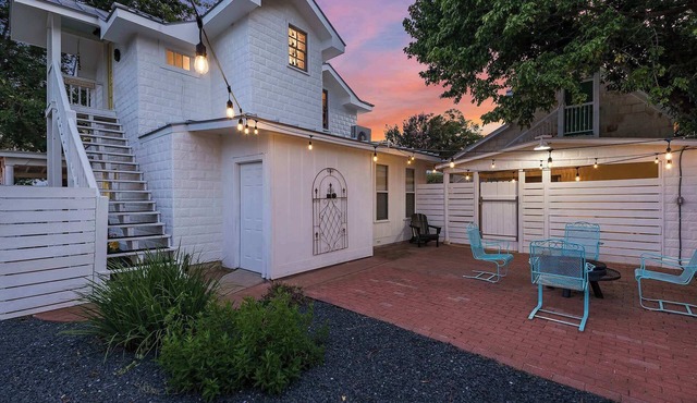 Stonewall Bungalow 4 - Sleeps 3 in Stonewall
