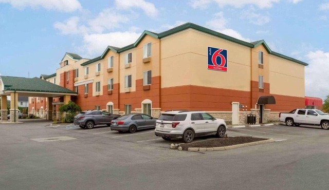 Studio 6 Findlay| Cozy Queen Suite, Nsmk |Kitchen in Findlay OH