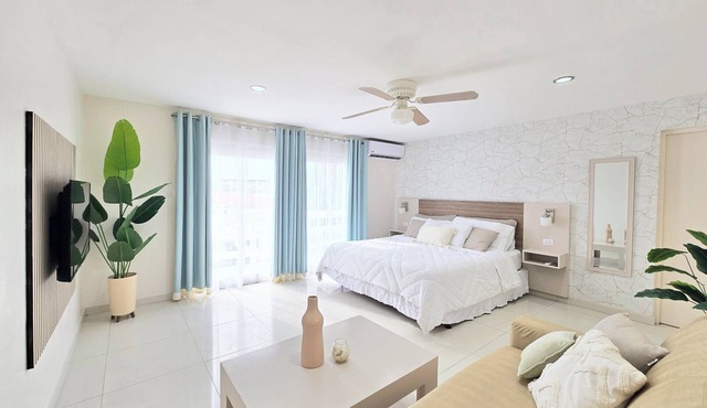Studio in Aruba with pool view a few minutes from Eagle Beach! in Noord